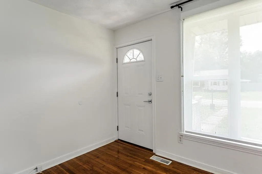 9507 Stockbridge Dr — Photo 2