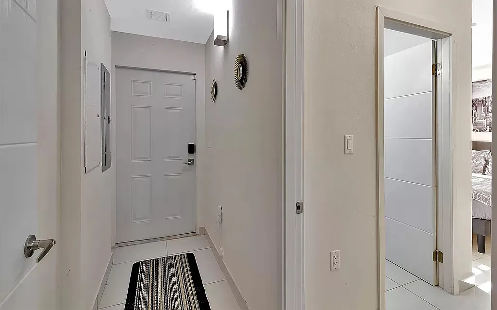 4 bed, 3.5 bath, 1600 sqft, $2,700 — Photo 2