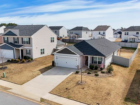 3rd image of 413 Pollyanna Dr