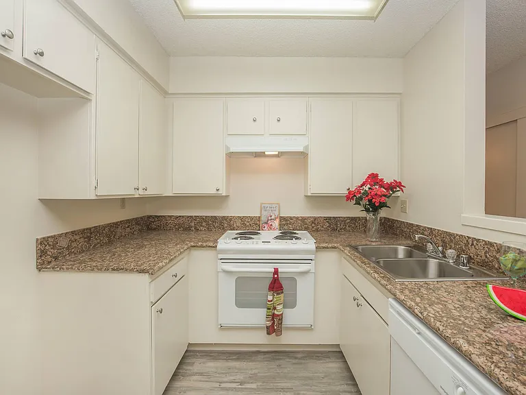Emerald Victoria Apartments — Photo 13