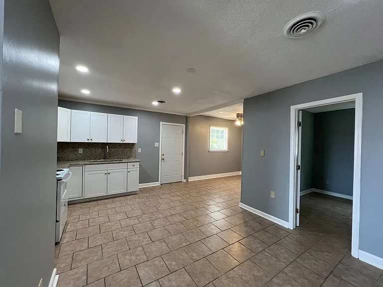 1008 Pelham St — Photo 6