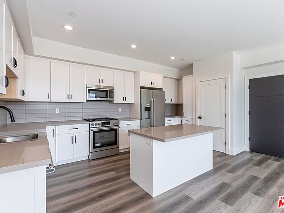 4th image of 857 N Hayworth Ave #403