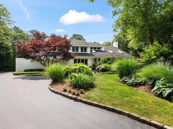 6 Laurelwood Court, Dix Hills, NY 11746