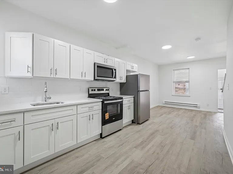 248 N Alden St — Photo 6