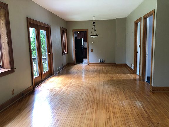 Living room/dining area