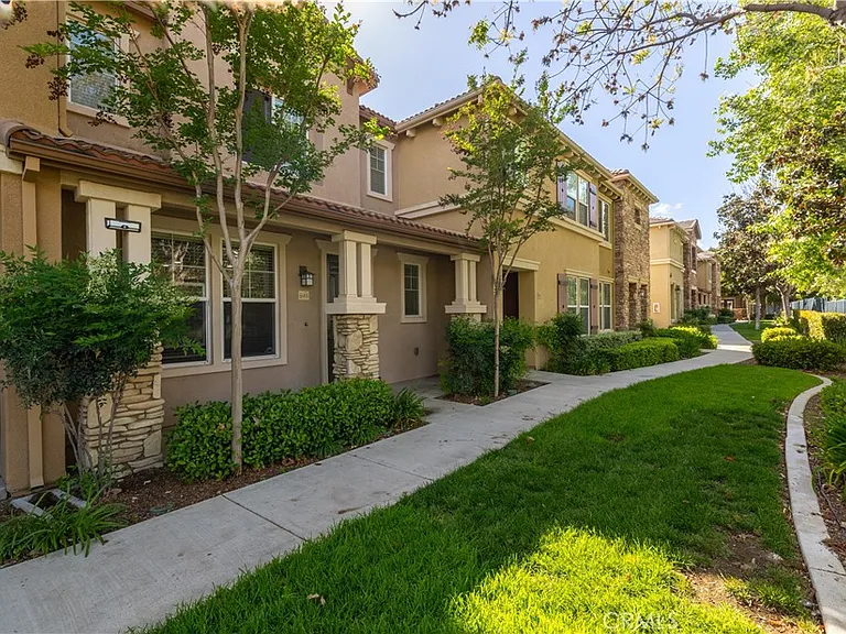 30505 Canyon Hills Dr — Photo 33