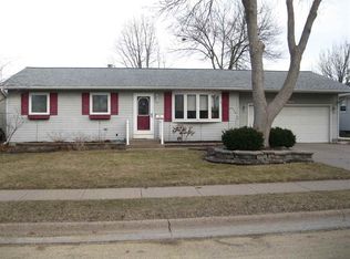 1506 Hiawatha Ln, Camanche, IA 52730