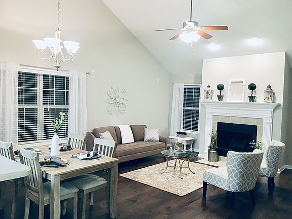 Great room w/vaulted ceiling