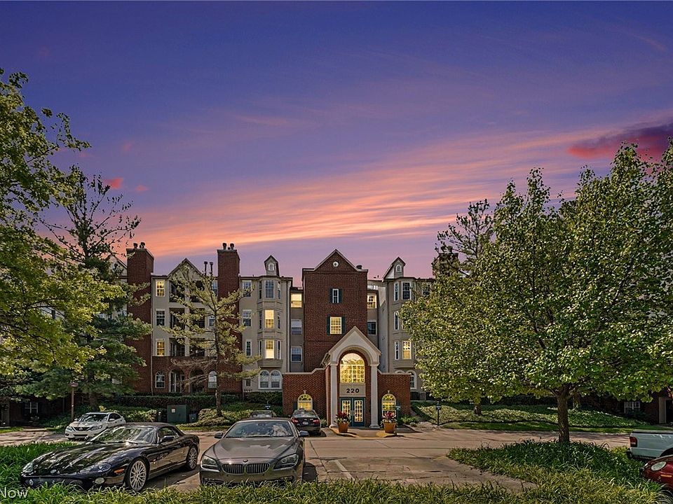 1st image of 220 Fox Hollow Dr