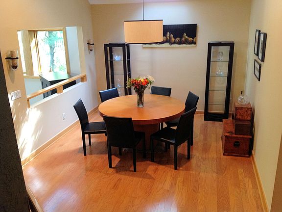 3rd image of 370 Retreat Ln W