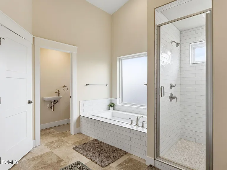 415 E Earl St — Photo 39