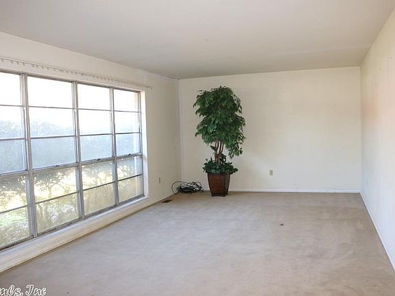 3rd image of 715 W Heynecker Ave