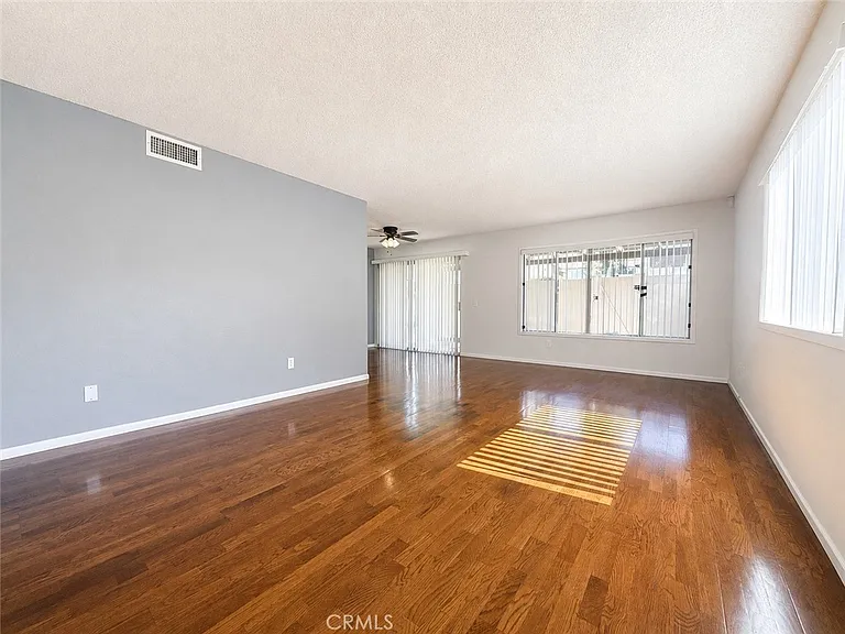 2114 Hawthorne Ct — Photo 3