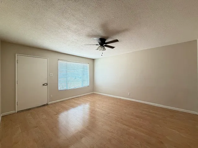 3 bedroom with 1.75 bath and Arizona room — Photo 4