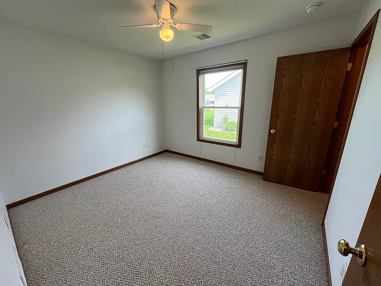 503 Larkspur Ln — Photo 10