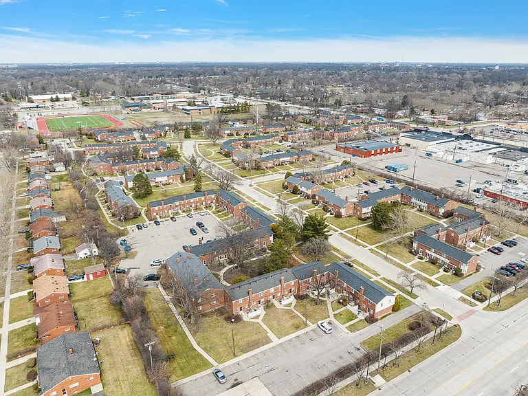 Oak Park Manor Apartments & Townhomes — Photo 31