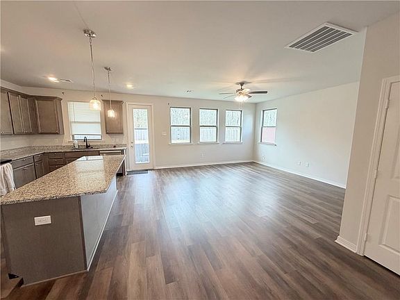 4th image of 816 Dandelion Dr