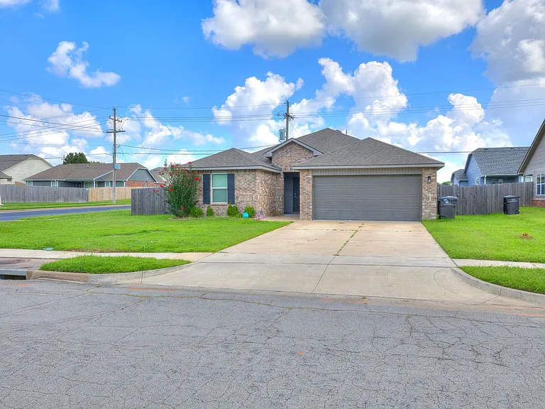 3102 Debbie Ln — Photo 3