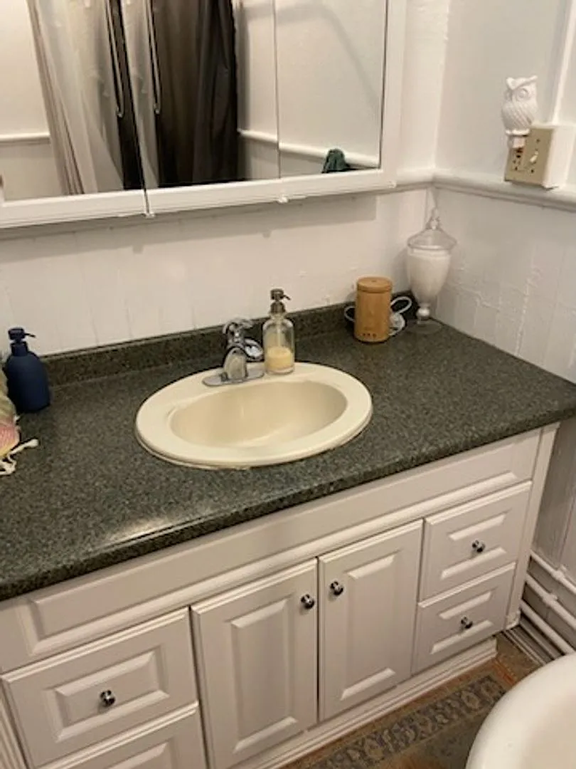 Unique 2-bedroom, 1-bath apartment located on the upper level of a charming Victorian home — Photo 3