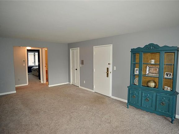 2nd image of 17 Georgian Ln APT 3