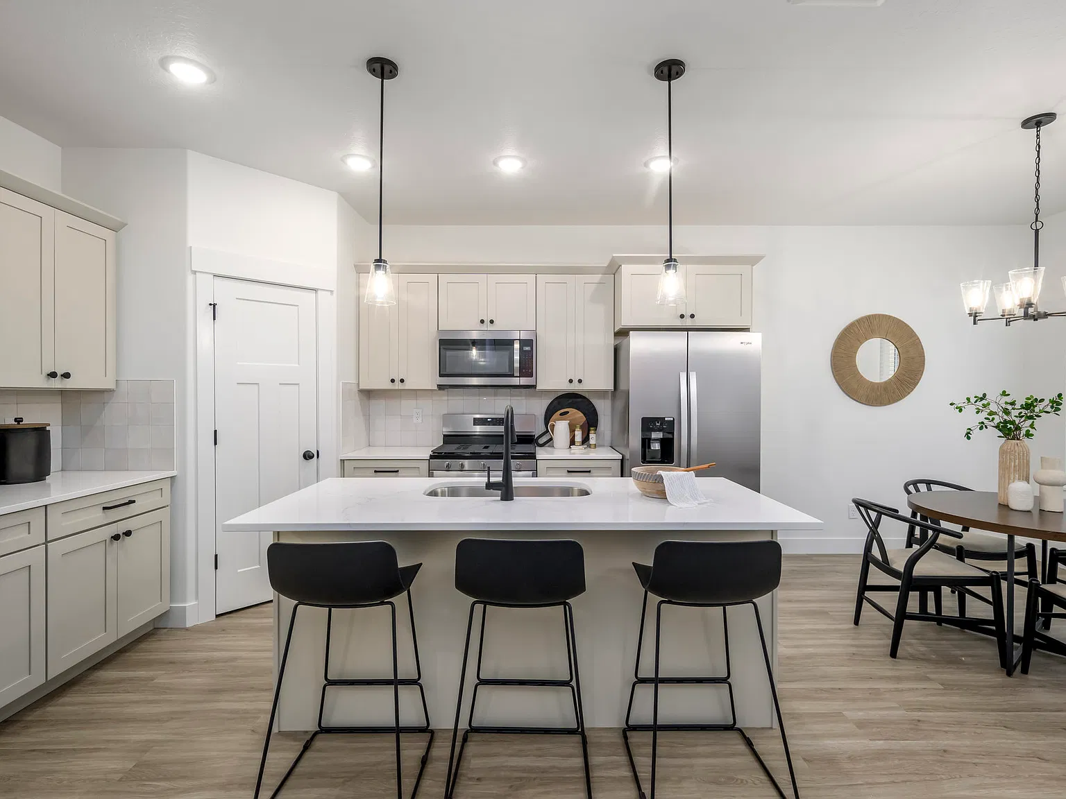 3 bed, 2280 sqft, $1,995 — Photo 2