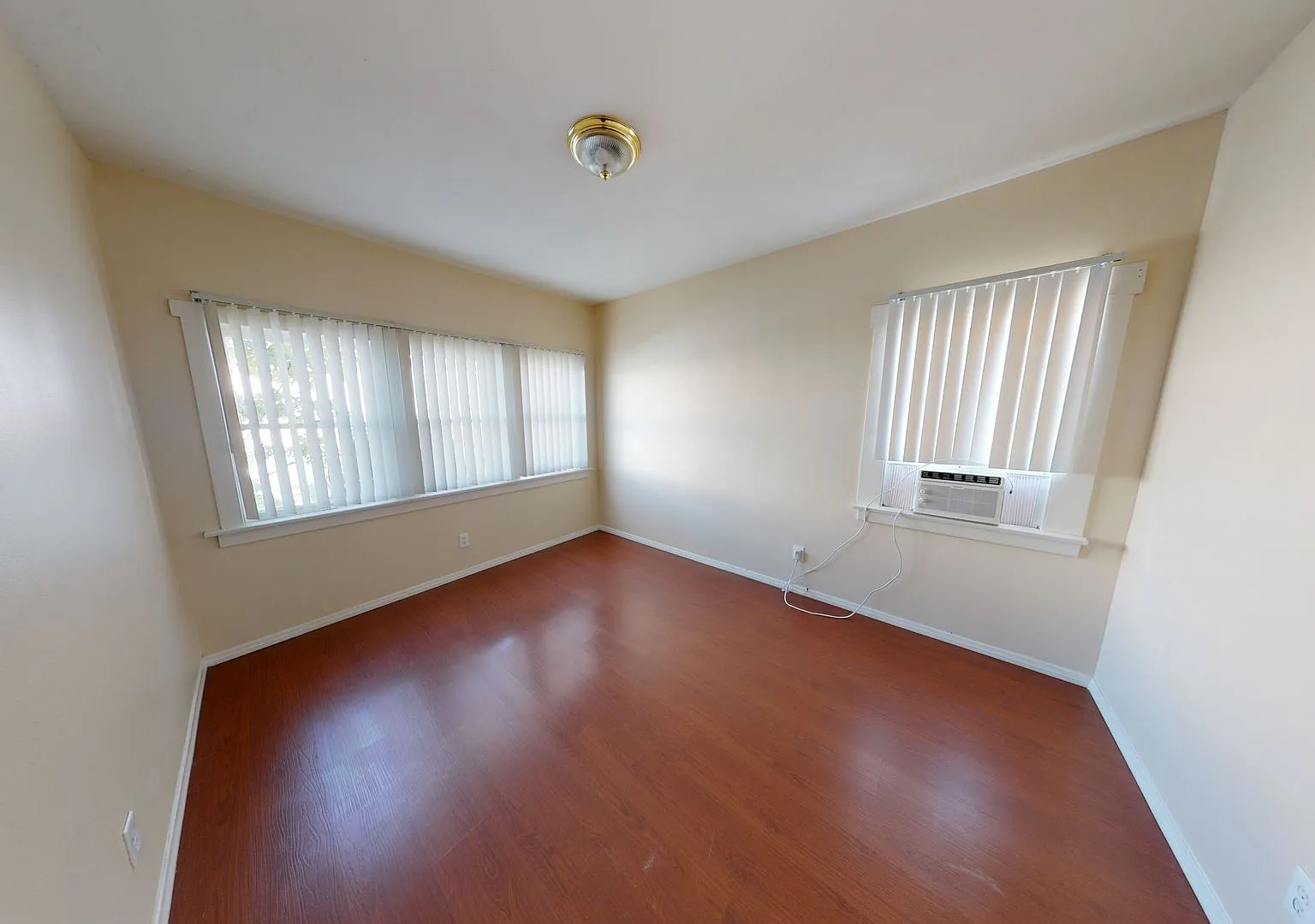 Stylish 1 bedroom 1 bath +den in South Pasadena! — Photo 2