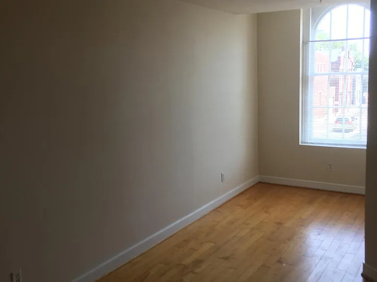 813 W Broad St #B — Photo 2