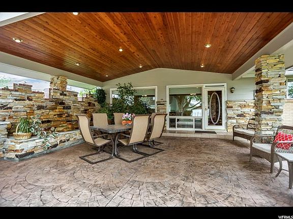 Outdoor patio, water feature, built in BBQ