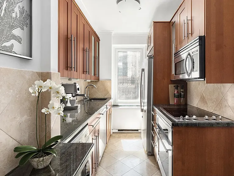 210 Central Park S #10A — Photo 11