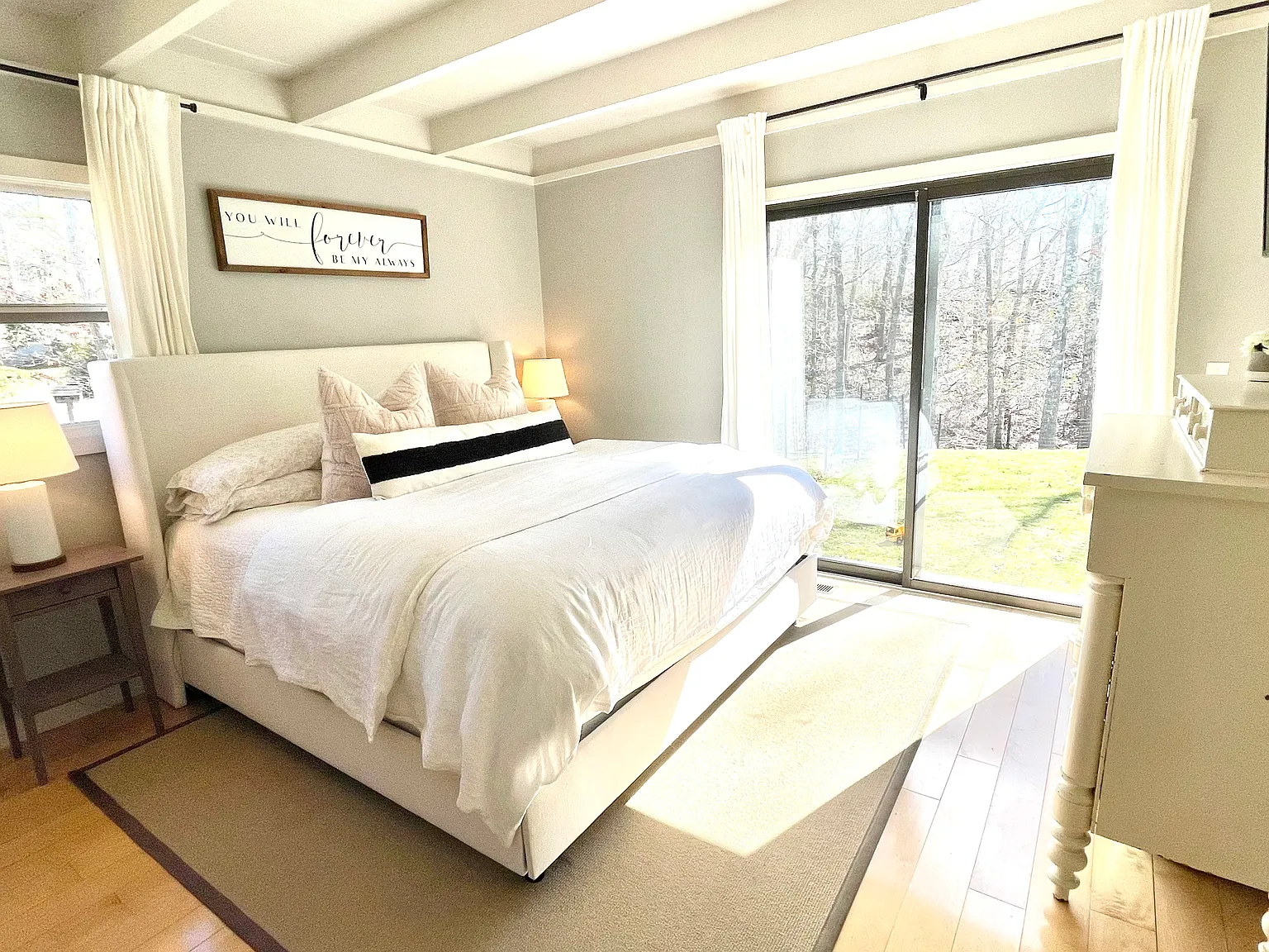 Updated Southampton Home with Private fenced yard — Photo 4