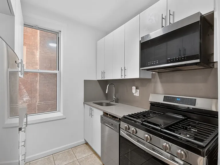 631 E 11th St #3 — Photo 3