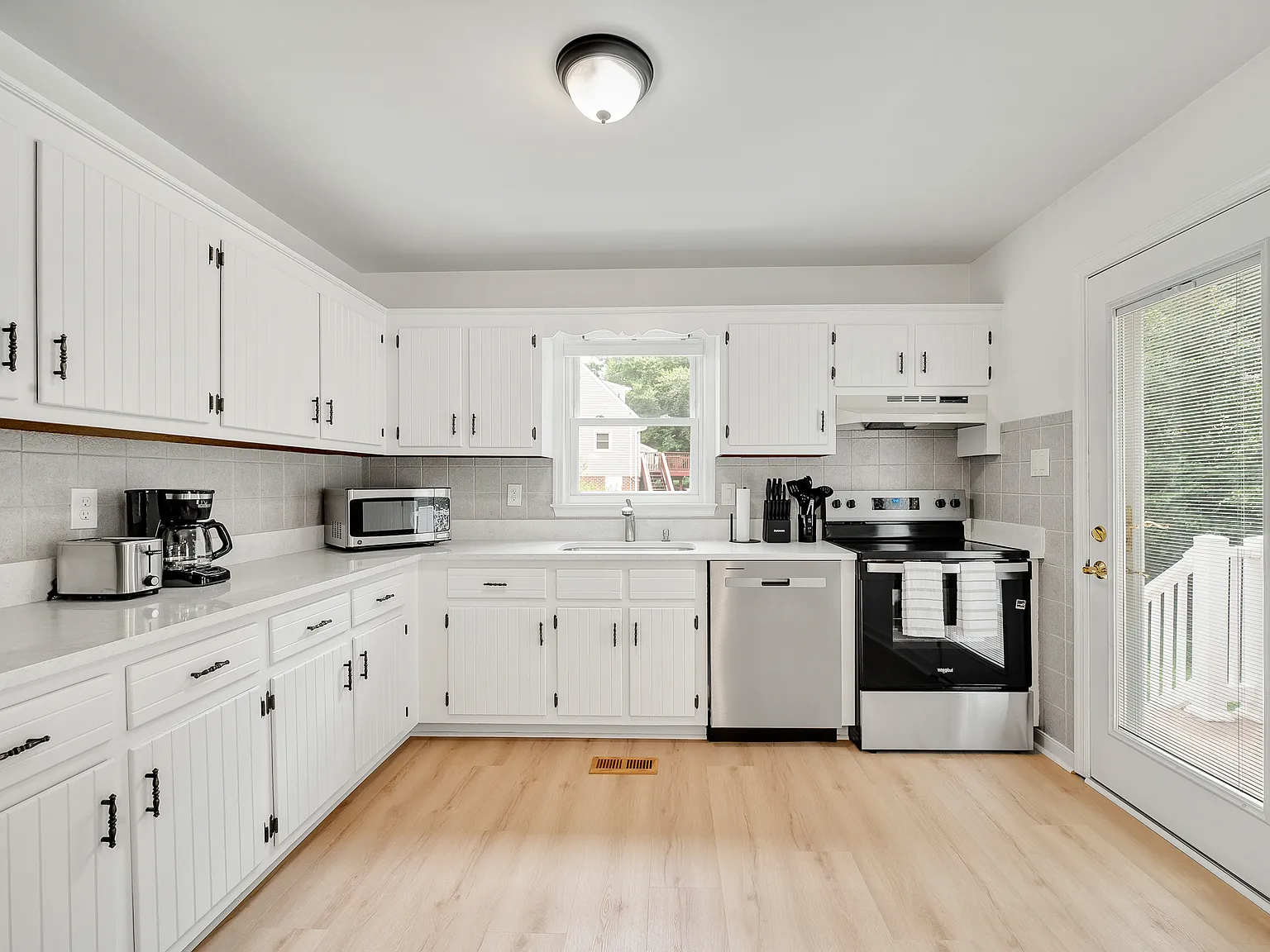 4 bed, 1296 sqft, $4,295 — Photo 3