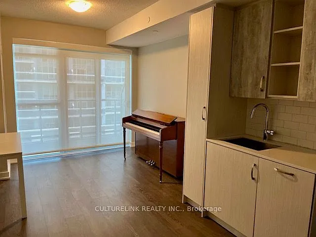 Empire Phoenix Condos — Photo 4