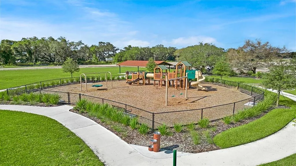 4 bed, 2.0 bath, 2038 sqft, $2,700 — Photo 4