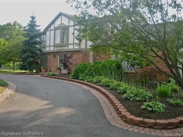 5105 Provincial Dr, Bloomfield Hills, MI 48302