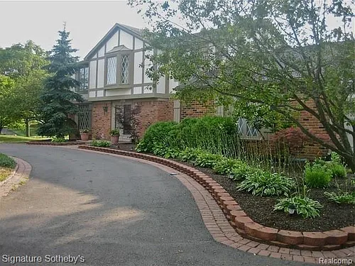 5105 Provincial Dr Photo 1