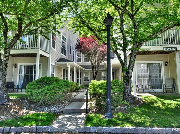 1069 Cambridge Ct, Mahwah, NJ 07430