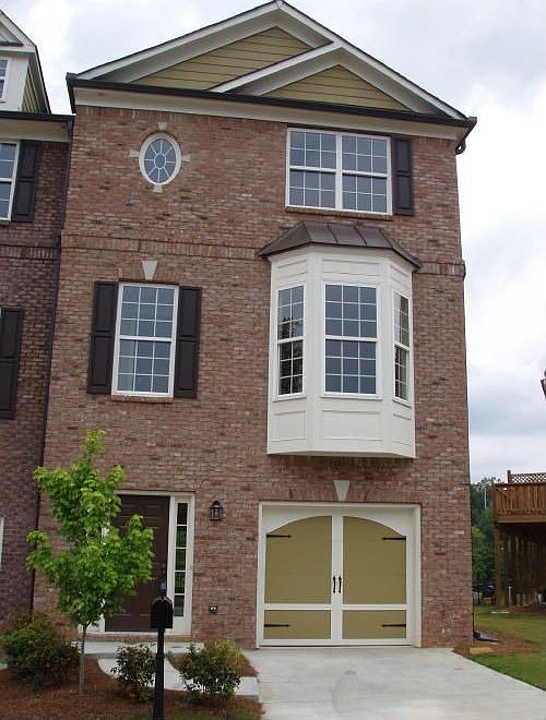 End Unit Very Convenient to Mall of Georgia!