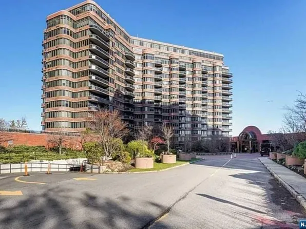 100 Carlyle Dr APT 3LN, Cliffside Park, NJ 07010
