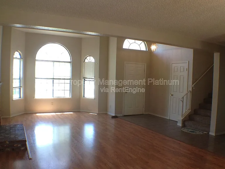 675 N Claremont Ave — Photo 6