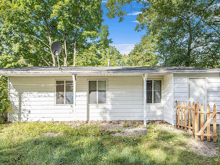 2426 Shasta Dr — Photo 18