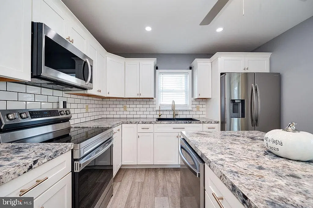3 bed, 1.5 bath, 1056 sqft, $2,200 — Photo 3