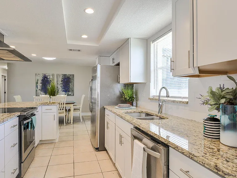 742 Bywood Dr NE — Photo 3