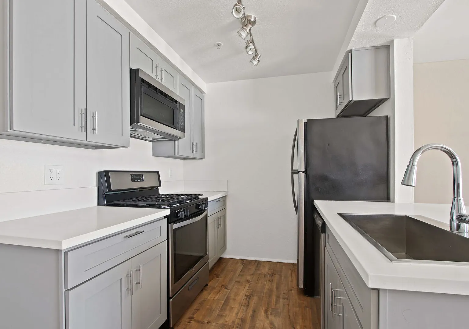 12914 Doty Ave — Photo 1