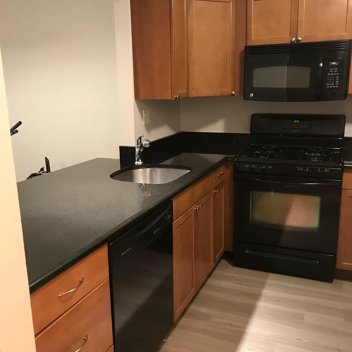 1 bed, 1.0 bath, 752 sqft, $1,600 — Photo 1
