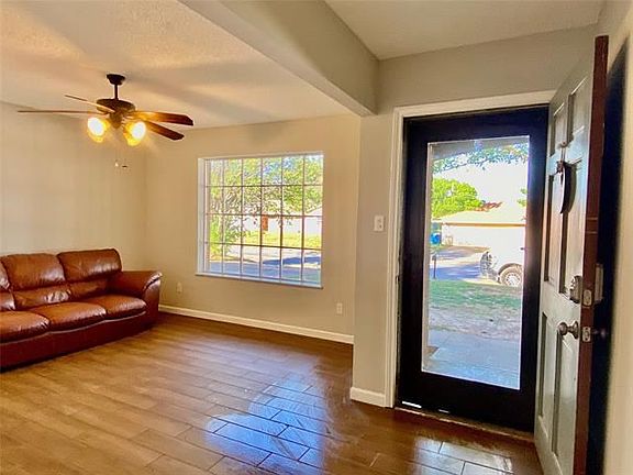 5th image of 310 Oakwood Dr
