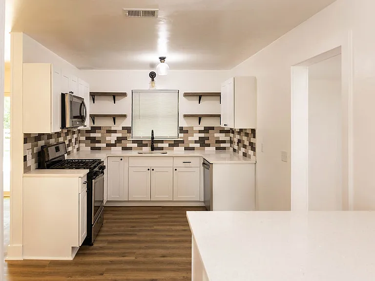 2321 S Laverne Ave — Photo 5