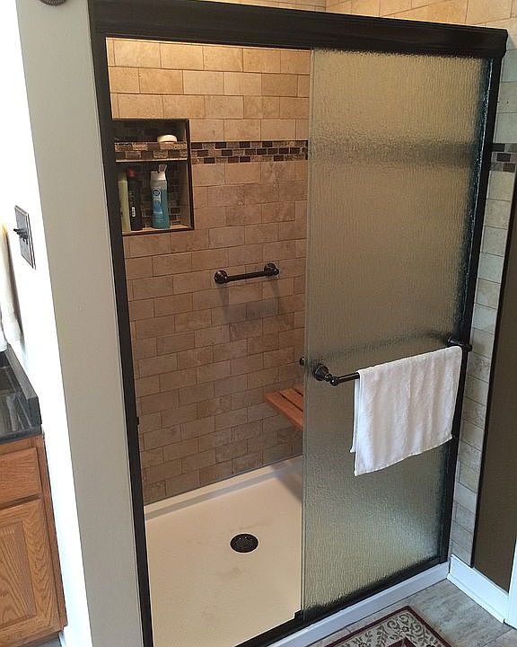 Shower w/ niche & seat
