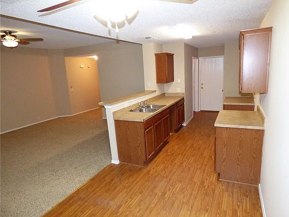 3rd image of 201 Oakhurst Dr