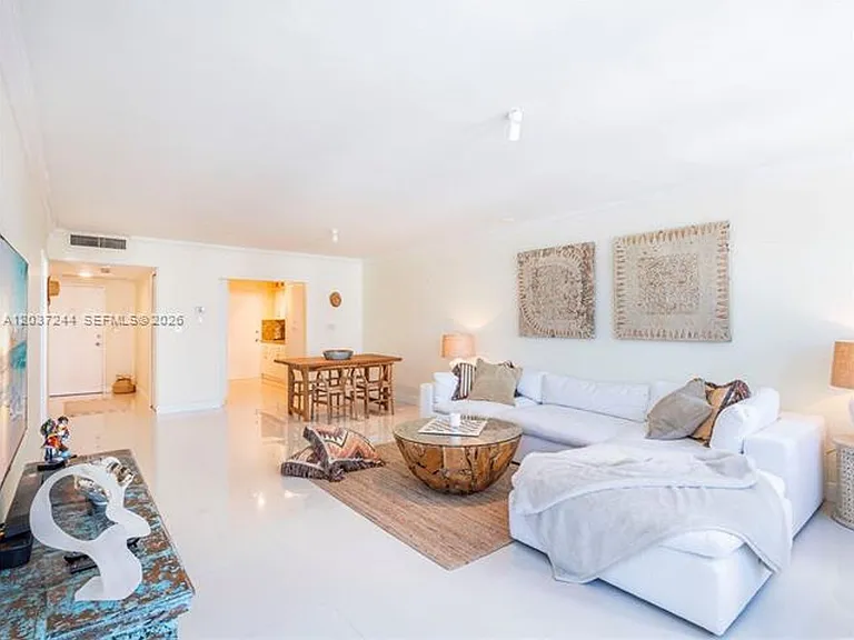 5401 Collins Ave #1013 — Photo 6